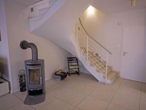 einen Kamin in einem Zimmer mit einer Treppe in der Unterkunft Casa Sellin - Apt. 01 in Ostseebad Sellin