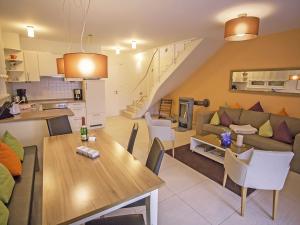 ein Wohnzimmer und eine Küche mit einem Tisch und einem Sofa in der Unterkunft Casa Sellin - Apt. 02 in Ostseebad Sellin