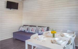 - une salle à manger avec une table, des chaises et un lit dans l'établissement 2 Bedroom Lovely Home In Rewal, à Rewal