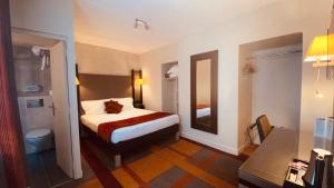 Rúm í herbergi á Hotel Bellevue