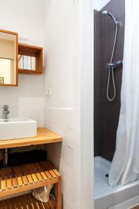 y baño con lavabo y ducha. en Amplio con dos dormitorios en Sant Antoni / Poble Sec en Barcelona