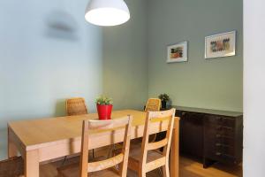 comedor con mesa de madera y sillas en Amplio con dos dormitorios en Sant Antoni / Poble Sec en Barcelona