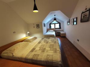 un grande letto in una camera con due letti di Apartments Leni a Postumia