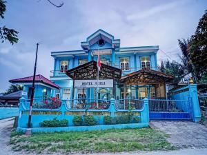 uma casa azul com um cartaz que lê o correio real em SPOT ON 91637 Hotel Adela em Laguboti