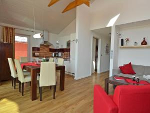 comedor y sala de estar con mesa y sillas en Ferienhaus Luv & Lee - Apt. 01, en Ostseebad Sellin