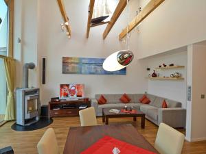 uma sala de estar com um sofá e uma mesa em Ferienhaus Luv & Lee - Apt. 02 em Ostseebad Sellin