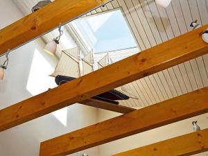 eine Holztreppe mit einem Boot, das von einer Decke hängt in der Unterkunft Ferienhaus Luv & Lee - Apt. 02 in Ostseebad Sellin