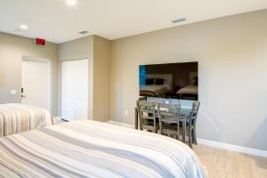 1 dormitorio con 2 camas y mesa de cristal en HS#1- Modern Studio next to Premier Sports Complex, en Bradenton