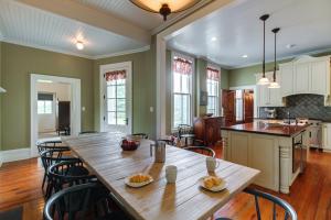 Hillcrest في هوت سبرينغز: مطبخ وغرفة طعام مع طاولة وكراسي خشبية