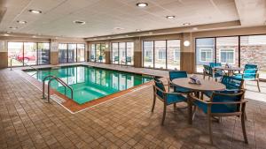 Bazén v ubytování Best Western Plus Champaign/Urbana Inn nebo v jeho okolí
