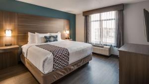 Postel nebo postele na pokoji v ubytování Best Western Plus Champaign/Urbana Inn