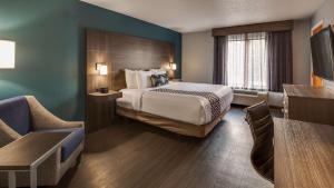 Postel nebo postele na pokoji v ubytování Best Western Plus Champaign/Urbana Inn