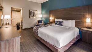 Postel nebo postele na pokoji v ubytování Best Western Plus Champaign/Urbana Inn