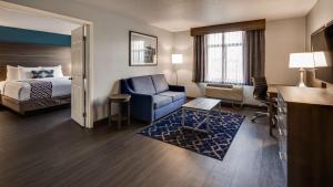 Postel nebo postele na pokoji v ubytování Best Western Plus Champaign/Urbana Inn