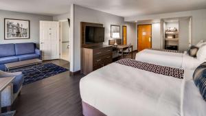 Postel nebo postele na pokoji v ubytování Best Western Plus Champaign/Urbana Inn