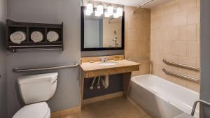Koupelna v ubytování Best Western Plus Champaign/Urbana Inn + 24 fotografií