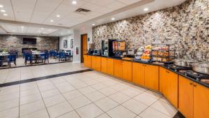 un restaurante de comida rápida con una barra y una cafetería en Best Western Plus Champaign/Urbana Inn, en Champaign