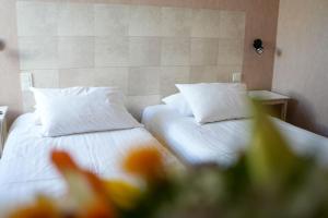 Postel nebo postele na pokoji v ubytování Hôtel Picardia