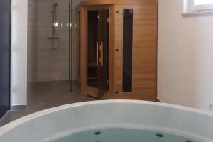 Fotografia z galérie ubytovania Villas Resort in Vir with pool vo Viry