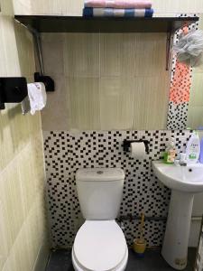 Bilik mandi di NUMBERS FLIPPERS SERVICES Apartment