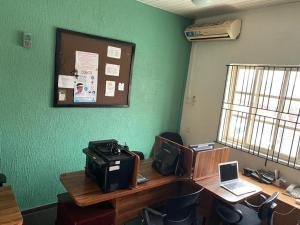 Televisyen dan/atau pusat hiburan di NUMBERS FLIPPERS SERVICES Apartment