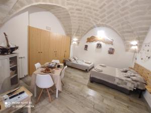 sala de estar con cama, mesa y sofá en Affittacamere Sapore di Mare, en Talsano
