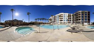 uma grande piscina com cadeiras e um resort em Staybridge Suites Las Vegas - Stadium District em Las Vegas