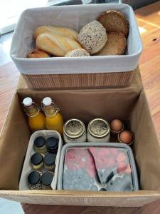 una caja llena de diferentes tipos de pan y huevos en Luxe Vakantiehuis met optionele privé Wellness, en Zuidwolde