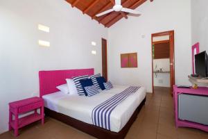 1 dormitorio con 1 cama grande y TV en Hotel Chiniu en Palomino