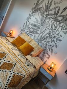 1 dormitorio con 1 cama con papel pintado tropical en Gîte Les Piraudières, en Noyant-de-Touraine