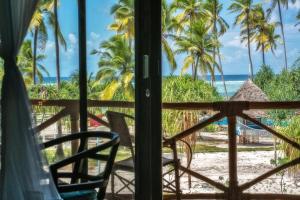 a room with a view of the beach at Zanzibar Queen Hotel in Matemwe