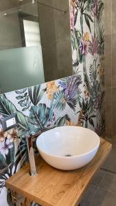 un lavandino bianco su un bancone in legno in bagno di Relais Belvedere a Giovinazzo