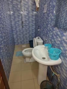 a bathroom with a sink and a toilet in it at CHAMBRES PRIVEES CLIMATISEES-DOUCHES PERSONNELLES-NEFLIX-SALON in Dakar
