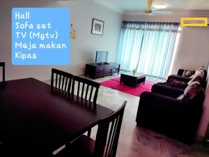un soggiorno con tavolo e una sala da pranzo di SugarStay Homestay Teluk Kemang a Port Dickson