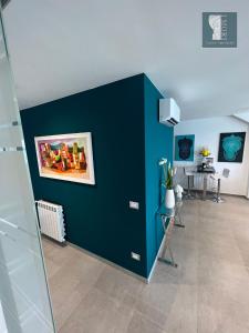 Televízia a/alebo spoločenská miestnosť v ubytovaní "I MORI LUXORY APARTMENTS" - Attico mansardato con incantevole vista mare