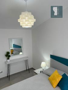 Posteľ alebo postele v izbe v ubytovaní "I MORI LUXORY APARTMENTS" - Attico mansardato con incantevole vista mare