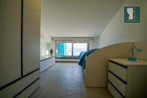 Posteľ alebo postele v izbe v ubytovaní "I MORI LUXORY APARTMENTS" - Attico mansardato con incantevole vista mare
