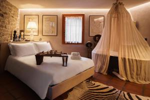 een slaapkamer met een bed met een tafel erop bij Country House La Bursch in Campiglia Cervo