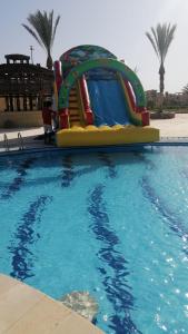 un toboggan au milieu d'une piscine dans l'établissement Green Sudr Resort, à Ras Sudr