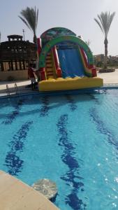 un tobogán de agua en una piscina en Green Sudr Resort, en Ras Sedr