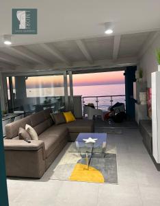 Posedenie v ubytovaní "I MORI LUXORY APARTMENTS" - Attico mansardato con incantevole vista mare