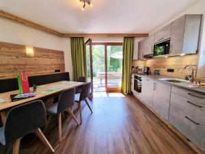 eine Küche mit einem Tisch und Stühlen im Zimmer in der Unterkunft Ferienhaus Berghof in Gerlos