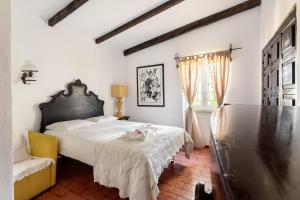 - une chambre avec un grand lit et une chaise dans l'établissement JOIVY Quinta do Matinho Quente, à Chelreira