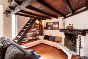 - un salon avec un canapé et une cheminée dans l'établissement JOIVY Quinta do Matinho Quente, à Chelreira
