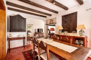 - une salle à manger avec une table et des chaises en bois dans l'établissement JOIVY Quinta do Matinho Quente, à Chelreira