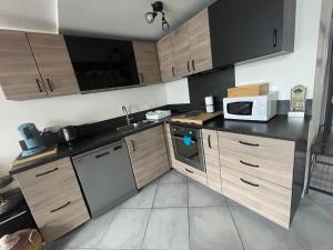 Kuchyňa alebo kuchynka v ubytovaní F3 Duplex "O Meublé de Pithiviers" 2 chambres 8 personnes