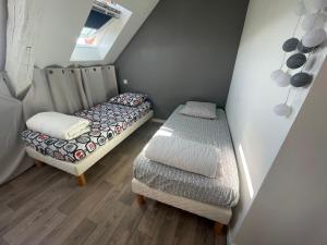 Posteľ alebo postele v izbe v ubytovaní F3 Duplex "O Meublé de Pithiviers" 2 chambres 8 personnes