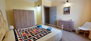 アウグスタにあるCasa di Rosaliaのベッドルーム1室(ベッド1台、テーブル、椅子付)
