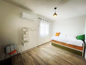 1 dormitorio con cama y estante para libros en Apartamento “El Cauce” en Sierra de Gredos - La Vera - WIFI, en Madrigal de la Vera