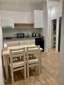 Η κουζίνα ή μικρή κουζίνα στο Departamentos Galarza Alojamiento en Concepción del Uruguay